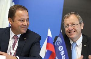 El director general de Roskosmos, Igor Komarov junto al director de la ESA, Johann-Dietrich Werner (derecha)