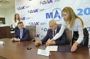 Representantes de OAK y JSC “558 ARP” firmando su acuerdo de cooperación